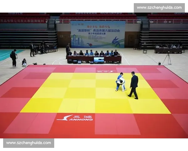 比赛正在进行中，紧张激烈的角逐吸引了全场观众的目光，胜负难以预料的比赛现场